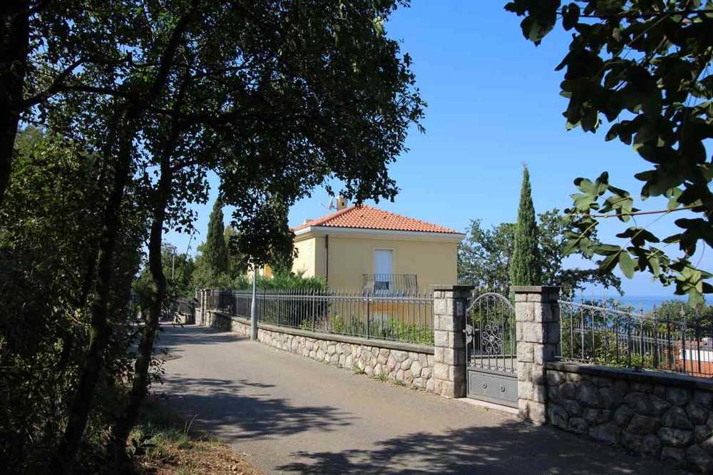 Podjazd i wjazd na posesję H980.