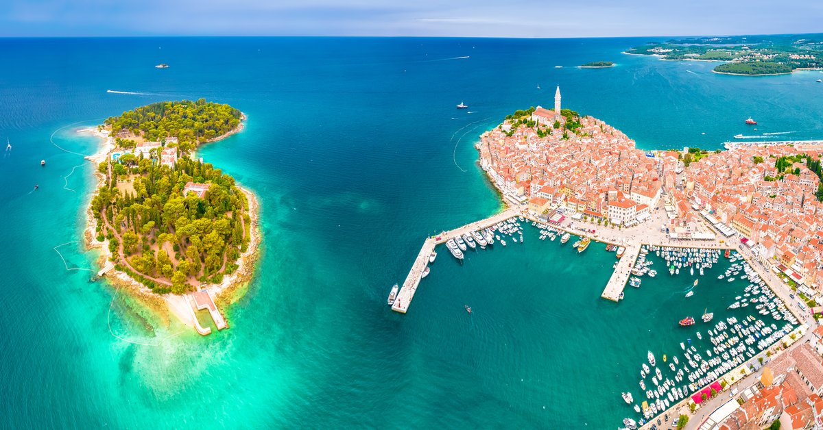 Rovinj z lotu ptaka z wysepką przed miastem