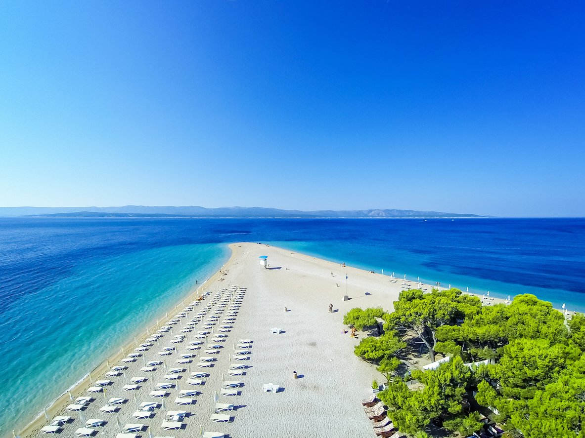 Plaża Zlatni Rat na wyspie Brac w Chorwacji