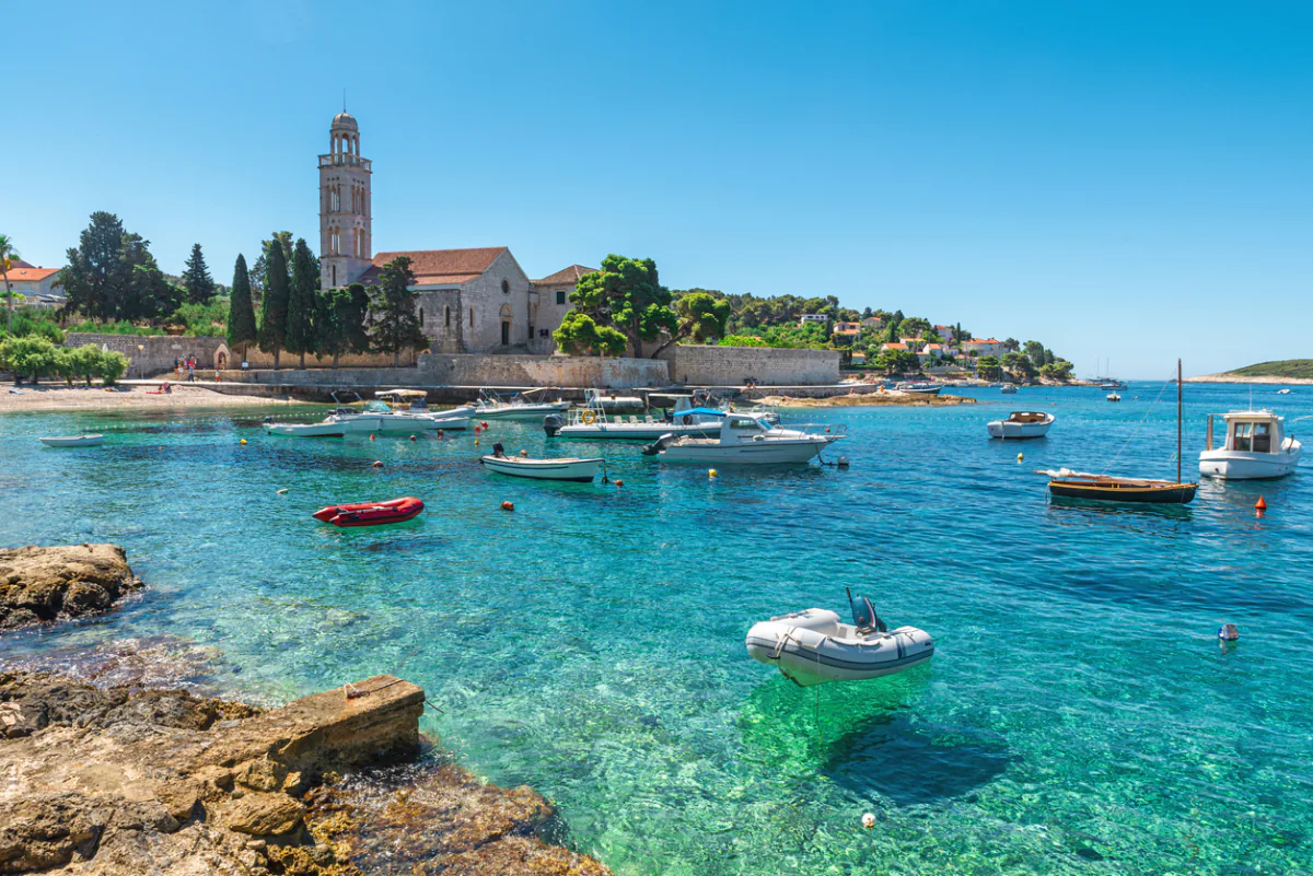 Klasztor nad morzem na wyspie Hvar w Dalmacji