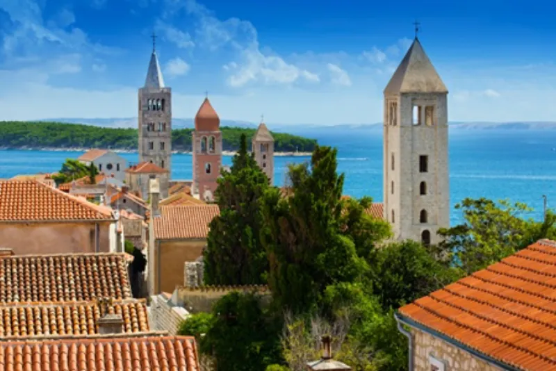 Stare miasto Rab z dzwonnicami i widokiem na morze